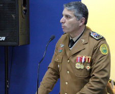 O Batalhão de Operações Especiais comemorou nesta segunda-feira (11) nove anos em solenidade em Curitiba. Para marcar a data foram entregues comandas, medalhas e certificados. O comandante-geral da Polícia Militar do Paraná, Péricles da Matos, falou sobre a trajetória da unidade desde que foi criada, passando pelo surgimento das operações especiais na PM, há quase 50 anos, através do Comando de Operações Especiais (COE). Foto:PMPR