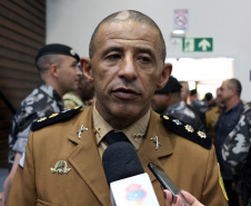 O Batalhão de Operações Especiais comemorou nesta segunda-feira (11) nove anos em solenidade em Curitiba. Para marcar a data foram entregues comandas, medalhas e certificados. O comandante-geral da Polícia Militar do Paraná, Péricles da Matos, falou sobre a trajetória da unidade desde que foi criada, passando pelo surgimento das operações especiais na PM, há quase 50 anos, através do Comando de Operações Especiais (COE). Foto:PMPR