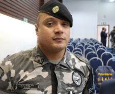 O Batalhão de Operações Especiais comemorou nesta segunda-feira (11) nove anos em solenidade em Curitiba. Para marcar a data foram entregues comandas, medalhas e certificados. O comandante-geral da Polícia Militar do Paraná, Péricles da Matos, falou sobre a trajetória da unidade desde que foi criada, passando pelo surgimento das operações especiais na PM, há quase 50 anos, através do Comando de Operações Especiais (COE). Foto:PMPR
