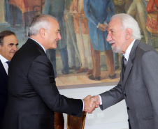 O vice-governador, Darci Piana recebeu a visita do Embaixador Extraordinário e Plenipotenciário da República Italiana no Brasil, Antonio Bernardini. Presentes: sub-secretário do Ministério das Relações Exteriores e Cooperação Internacional e senador, Ricardo Antonio Merlo; cônsul-Geral da República Italiana em Curitiba, Raffaelle Festa; entre outros.Curitiba, 12-11-19.Foto: Arnaldo Alves / AEN.