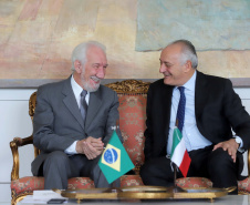 O vice-governador, Darci Piana recebeu a visita do Embaixador Extraordinário e Plenipotenciário da República Italiana no Brasil, Antonio Bernardini. Presentes: sub-secretário do Ministério das Relações Exteriores e Cooperação Internacional e senador, Ricardo Antonio Merlo; cônsul-Geral da República Italiana em Curitiba, Raffaelle Festa; entre outros.Curitiba, 12-11-19.Foto: Arnaldo Alves / AEN.