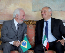 O vice-governador, Darci Piana recebeu a visita do Embaixador Extraordinário e Plenipotenciário da República Italiana no Brasil, Antonio Bernardini. Presentes: sub-secretário do Ministério das Relações Exteriores e Cooperação Internacional e senador, Ricardo Antonio Merlo; cônsul-Geral da República Italiana em Curitiba, Raffaelle Festa; entre outros.Curitiba, 12-11-19.Foto: Arnaldo Alves / AEN.