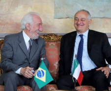 O vice-governador, Darci Piana recebeu a visita do Embaixador Extraordinário e Plenipotenciário da República Italiana no Brasil, Antonio Bernardini. Presentes: sub-secretário do Ministério das Relações Exteriores e Cooperação Internacional e senador, Ricardo Antonio Merlo; cônsul-Geral da República Italiana em Curitiba, Raffaelle Festa; entre outros.Curitiba, 12-11-19.Foto: Arnaldo Alves / AEN.