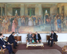 O vice-governador, Darci Piana recebeu a visita do Embaixador Extraordinário e Plenipotenciário da República Italiana no Brasil, Antonio Bernardini. Presentes: sub-secretário do Ministério das Relações Exteriores e Cooperação Internacional e senador, Ricardo Antonio Merlo; cônsul-Geral da República Italiana em Curitiba, Raffaelle Festa; entre outros.Curitiba, 12-11-19.Foto: Arnaldo Alves / AEN.