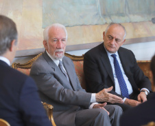 O vice-governador, Darci Piana recebeu a visita do Embaixador Extraordinário e Plenipotenciário da República Italiana no Brasil, Antonio Bernardini. Presentes: sub-secretário do Ministério das Relações Exteriores e Cooperação Internacional e senador, Ricardo Antonio Merlo; cônsul-Geral da República Italiana em Curitiba, Raffaelle Festa; entre outros.Curitiba, 12-11-19.Foto: Arnaldo Alves / AEN.