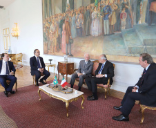 O vice-governador, Darci Piana recebeu a visita do Embaixador Extraordinário e Plenipotenciário da República Italiana no Brasil, Antonio Bernardini. Presentes: sub-secretário do Ministério das Relações Exteriores e Cooperação Internacional e senador, Ricardo Antonio Merlo; cônsul-Geral da República Italiana em Curitiba, Raffaelle Festa; entre outros.Curitiba, 12-11-19.Foto: Arnaldo Alves / AEN.