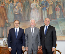 O vice-governador, Darci Piana recebeu a visita do Embaixador Extraordinário e Plenipotenciário da República Italiana no Brasil, Antonio Bernardini. Presentes: sub-secretário do Ministério das Relações Exteriores e Cooperação Internacional e senador, Ricardo Antonio Merlo; cônsul-Geral da República Italiana em Curitiba, Raffaelle Festa; entre outros.Curitiba, 12-11-19.Foto: Arnaldo Alves / AEN.