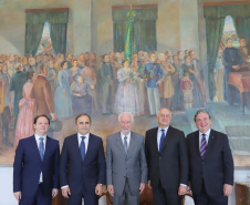 O vice-governador, Darci Piana recebeu a visita do Embaixador Extraordinário e Plenipotenciário da República Italiana no Brasil, Antonio Bernardini. Presentes: sub-secretário do Ministério das Relações Exteriores e Cooperação Internacional e senador, Ricardo Antonio Merlo; cônsul-Geral da República Italiana em Curitiba, Raffaelle Festa; entre outros.Curitiba, 12-11-19.Foto: Arnaldo Alves / AEN.