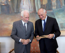 O vice-governador, Darci Piana recebeu a visita do Embaixador Extraordinário e Plenipotenciário da República Italiana no Brasil, Antonio Bernardini. Presentes: sub-secretário do Ministério das Relações Exteriores e Cooperação Internacional e senador, Ricardo Antonio Merlo; cônsul-Geral da República Italiana em Curitiba, Raffaelle Festa; entre outros.Curitiba, 12-11-19.Foto: Arnaldo Alves / AEN.