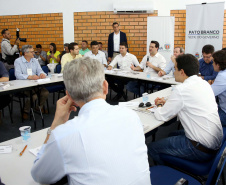O Departamento de Trânsito do Paraná (Detran-PR) e a prefeitura de Pato Branco firmaram termo de compromisso para cooperação no trânsito. 
O termo de cooperação foi assinado nesta terça-feira (12), durante reunião do governador Carlos Massa Ratinho Junior com a equipe de secretários e dirigentes de autarquias e empresas públicas, realizada em Pato Branco, dentro da agenda da transferência da sede do governo para o município.