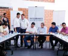 O Departamento de Trânsito do Paraná (Detran-PR) e a prefeitura de Pato Branco firmaram termo de compromisso para cooperação no trânsito. 
O termo de cooperação foi assinado nesta terça-feira (12), durante reunião do governador Carlos Massa Ratinho Junior com a equipe de secretários e dirigentes de autarquias e empresas públicas, realizada em Pato Branco, dentro da agenda da transferência da sede do governo para o município.