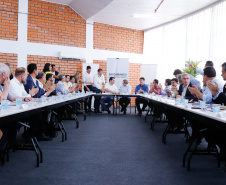 O Departamento de Trânsito do Paraná (Detran-PR) e a prefeitura de Pato Branco firmaram termo de compromisso para cooperação no trânsito. 
O termo de cooperação foi assinado nesta terça-feira (12), durante reunião do governador Carlos Massa Ratinho Junior com a equipe de secretários e dirigentes de autarquias e empresas públicas, realizada em Pato Branco, dentro da agenda da transferência da sede do governo para o município.