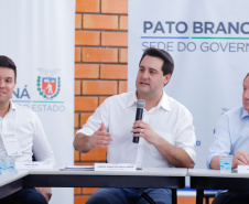 O Departamento de Trânsito do Paraná (Detran-PR) e a prefeitura de Pato Branco firmaram termo de compromisso para cooperação no trânsito. 
O termo de cooperação foi assinado nesta terça-feira (12), durante reunião do governador Carlos Massa Ratinho Junior com a equipe de secretários e dirigentes de autarquias e empresas públicas, realizada em Pato Branco, dentro da agenda da transferência da sede do governo para o município.