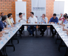 O Departamento de Trânsito do Paraná (Detran-PR) e a prefeitura de Pato Branco firmaram termo de compromisso para cooperação no trânsito. 
O termo de cooperação foi assinado nesta terça-feira (12), durante reunião do governador Carlos Massa Ratinho Junior com a equipe de secretários e dirigentes de autarquias e empresas públicas, realizada em Pato Branco, dentro da agenda da transferência da sede do governo para o município.