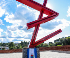 A prefeitura de Pato Branco, no Sudoeste do Paraná, ganhará uma nova sede. O Governo do Estado aportará R$ 20 milhões na obra, que deve ser licitada em 2020. Haverá contrapartida de R$ 6 milhões do município.

Nesta terça-feira (12), o governador Carlos Massa Ratinho Junior fez o lançamento da pedra fundamental do novo espaço. 