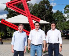 A prefeitura de Pato Branco, no Sudoeste do Paraná, ganhará uma nova sede. O Governo do Estado aportará R$ 20 milhões na obra, que deve ser licitada em 2020. Haverá contrapartida de R$ 6 milhões do município.

Nesta terça-feira (12), o governador Carlos Massa Ratinho Junior fez o lançamento da pedra fundamental do novo espaço. 