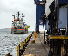 A empresa pública Portos do Paraná iniciou a dragagem dos berços do cais comercial e píer público de inflamáveis do Porto de Paranaguá. Com a obra, que é de manutenção, a profundidade mantida nos berços é de 13,5 metros. Para o berço interno do píer de inflamáveis, são 11 metros.