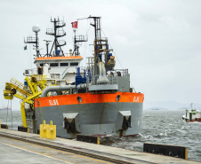 A empresa pública Portos do Paraná iniciou a dragagem dos berços do cais comercial e píer público de inflamáveis do Porto de Paranaguá. Com a obra, que é de manutenção, a profundidade mantida nos berços é de 13,5 metros. Para o berço interno do píer de inflamáveis, são 11 metros.