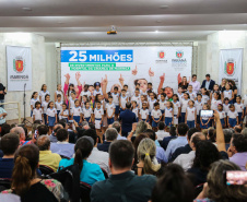 O Governo do Estado libera nesta quinta-feira (14) mais R$ 25 milhões para a continuidade das obras do Hospital da Criança de Maringá (Noroeste). A solenidade acontece na prefeitura de Maringá, com as presenças do Secretário do Desenvolvimento Urbano e Obras Públicas ? JoãoCarlos Ortega,  Secretário de Saúde ? Beto Preto, o Prefeito de Maringá, Ulisses Maia.Maringá, 14/11/2019 -  Foto: Geraldo Bubniak/AEN