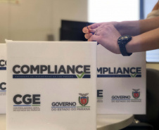 A Secretaria do Planejamento e Projetos Estruturantes do Paraná iniciou mais uma etapa da implementação do Programa de Integridade e Compliance, coordenado pela Controladoria-Geral do Estado. Depois da fase de entrevistas com servidores, a secretaria é a primeira a receber o Plano de Integridade, que reúne sugestões para reduzir riscos de desvios de conduta ou de possibilidades de corrupção. Foto: Divulgação/CGE
