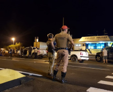 Em quatro dias de feriado prolongado, o Batalhão de Polícia Rodoviária registrou 57 acidentes, com 48 pessoas feridas e três mortes. O resultado é inferior ao que foi registrado no mesmo feriado do ano passado – que teve um dia a mais do que este ano, quando foram 87 acidentes, 77 feridos e cinco mortes. A redução de acidentes chegou a 34,4% e o número de mortos caiu 40%. Foto:Divulgação/PMPR