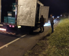Em quatro dias de feriado prolongado, o Batalhão de Polícia Rodoviária registrou 57 acidentes, com 48 pessoas feridas e três mortes. O resultado é inferior ao que foi registrado no mesmo feriado do ano passado – que teve um dia a mais do que este ano, quando foram 87 acidentes, 77 feridos e cinco mortes. A redução de acidentes chegou a 34,4% e o número de mortos caiu 40%. Foto:Divulgação/PMPR