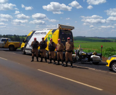 Em quatro dias de feriado prolongado, o Batalhão de Polícia Rodoviária registrou 57 acidentes, com 48 pessoas feridas e três mortes. O resultado é inferior ao que foi registrado no mesmo feriado do ano passado – que teve um dia a mais do que este ano, quando foram 87 acidentes, 77 feridos e cinco mortes. A redução de acidentes chegou a 34,4% e o número de mortos caiu 40%. Foto:Divulgação/PMPR