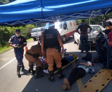 Em quatro dias de feriado prolongado, o Batalhão de Polícia Rodoviária registrou 57 acidentes, com 48 pessoas feridas e três mortes. O resultado é inferior ao que foi registrado no mesmo feriado do ano passado – que teve um dia a mais do que este ano, quando foram 87 acidentes, 77 feridos e cinco mortes. A redução de acidentes chegou a 34,4% e o número de mortos caiu 40%. Foto:Divulgação/PMPR