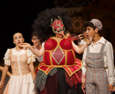 O Teatro Guaíra apresenta neste fim de semana dois espetáculos que fazem parte da programação especial de fim de ano: o balé João e Maria, da Escola de Dança Teatro Guaíra, e o concerto América Tropical, interpretado pela Orquestra Sinfônica do Paraná. Foto: Cesar Bond/CCTG