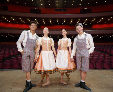 O Teatro Guaíra apresenta neste fim de semana dois espetáculos que fazem parte da programação especial de fim de ano: o balé João e Maria, da Escola de Dança Teatro Guaíra, e o concerto América Tropical, interpretado pela Orquestra Sinfônica do Paraná. Foto: Cesar Bond/CCTG