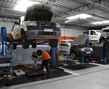 Cerca de 90% da frota de veículos oficiais do Estado está em circulação e com a manutenção em dia. Em quase três meses – entre 1º de agosto e 20 de outubro – foram reparados 8.431 veículos a um custo médio de R$ 833 por conserto. No mesmo período do ano anterior, foram reparados 5.396 veículos, a um valor médio de R$ 1.136 por conserto. O custo médio por reparo caiu 26,6%.Curitiba, 18/11/2019 - Foto: Ari Dias/AEN