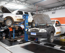 Cerca de 90% da frota de veículos oficiais do Estado está em circulação e com a manutenção em dia. Em quase três meses – entre 1º de agosto e 20 de outubro – foram reparados 8.431 veículos a um custo médio de R$ 833 por conserto. No mesmo período do ano anterior, foram reparados 5.396 veículos, a um valor médio de R$ 1.136 por conserto. O custo médio por reparo caiu 26,6%.Curitiba, 18/11/2019 - Foto: Ari Dias/AEN