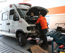 Cerca de 90% da frota de veículos oficiais do Estado está em circulação e com a manutenção em dia. Em quase três meses – entre 1º de agosto e 20 de outubro – foram reparados 8.431 veículos a um custo médio de R$ 833 por conserto. No mesmo período do ano anterior, foram reparados 5.396 veículos, a um valor médio de R$ 1.136 por conserto. O custo médio por reparo caiu 26,6%.Curitiba, 18/11/2019 - Foto: Ari Dias/AEN