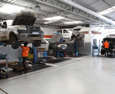 Cerca de 90% da frota de veículos oficiais do Estado está em circulação e com a manutenção em dia. Em quase três meses – entre 1º de agosto e 20 de outubro – foram reparados 8.431 veículos a um custo médio de R$ 833 por conserto. No mesmo período do ano anterior, foram reparados 5.396 veículos, a um valor médio de R$ 1.136 por conserto. O custo médio por reparo caiu 26,6%.Curitiba, 18/11/2019 - Foto: Ari Dias/AEN