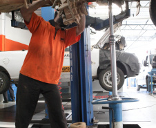 Cerca de 90% da frota de veículos oficiais do Estado está em circulação e com a manutenção em dia. Em quase três meses – entre 1º de agosto e 20 de outubro – foram reparados 8.431 veículos a um custo médio de R$ 833 por conserto. No mesmo período do ano anterior, foram reparados 5.396 veículos, a um valor médio de R$ 1.136 por conserto. O custo médio por reparo caiu 26,6%.Curitiba, 18/11/2019 - Foto: Ari Dias/AEN