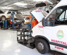 Cerca de 90% da frota de veículos oficiais do Estado está em circulação e com a manutenção em dia. Em quase três meses – entre 1º de agosto e 20 de outubro – foram reparados 8.431 veículos a um custo médio de R$ 833 por conserto. No mesmo período do ano anterior, foram reparados 5.396 veículos, a um valor médio de R$ 1.136 por conserto. O custo médio por reparo caiu 26,6%.Curitiba, 18/11/2019 - Foto: Ari Dias/AEN