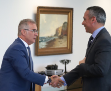 O Governo do Paraná estabeleceu os primeiros contatos para uma futura parceria com a República Dominicana. Inicialmente, o acordo de cooperação prevê ações nas áreas comercial e cultural, com reflexo também no turismo. Na foto, o  secretário de Estado da Comunicação Social e Cultura, Hudson José e o Embaixador Extraordinário da República Dominicana no Brasil, Alejandro Zarzuela. Foto: José Fernando Ogura/AEN