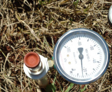 Uso de tensiômetro garante eficiência da irrigação no campo. Foto: Divulgação/Emater