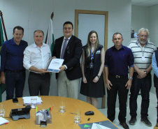 A Coordenadoria de Integridade e Compliance, da Controladoria-Geral do Estado, entregou, nesta segunda-feira (18), o Plano de Integridade da Secretaria do Desenvolvimento Urbano e de Obras Públicas. O documento contém o mapeamento das atividades ou processos que podem apresentar riscos e vulnerabilidades ao trabalho íntegro e eficiente e foi recebido pelo secretário João Carlos Ortega. Foto:Divulgação/SEDU