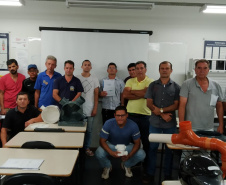 Cerca de 30 profissionais participam até este sábado (23) de Curso para Encanadores em Francisco Beltrão. O curso é destinado a 25 profissionais e 5 aprendizes para aprenderem a fazer as ligações de esgoto das residências até a rede pública de acordo com os padrões e exigências da Sanepar. Foto: Divulgação/Sanepar