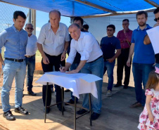 O Governo do Estado entregou nesta quinta-feira (21) em quatro municípios das Regiões dos Campos Gerais, Norte e Noroeste editais de licitação e inaugurou obras no valor total de R$ 6