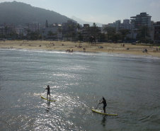 STAND UP PADDLE - Nessa modalidade o praticante fica em pé numa prancha e utiliza um remo para se deslocar pela água. Apesar de ter sua origem na década de 1960, foi em meados dos anos 2000 que alguns dos principais surfistas o popularizaram como forma de alternar os treinos de surf. Foto: José Fernando Ogura/AEM
