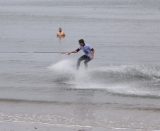 WAKEBOARD – É um esporte aquático cujo praticante desliza sobre a água em uma prancha modelo snowboard. Ele é puxado segurando um cabo preso a uma lancha e executa manobras.Foto: José Fernando Ogura/AEN