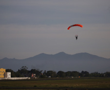 PARAQUEDISMO - O paraquedismo é o esporte no qual o indivíduo salta de um pequeno avião. A queda livre atinge velocidade entre 200 km/h e 350 km/h e depois de um tempo um paraquedas se abre e diminui a velocidade até o pouso. Em competições existe a modalidade formação em queda livre, na qual um grupo realiza o maior número de formações antes da abertura do paraquedas. Foto: José Fernando Ogura/AEN