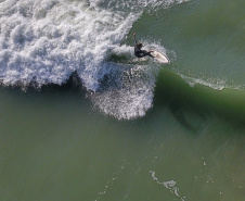 SURFE - Esporte praticado no mar em que o praticante fica em pé sobre uma prancha e desliza pelas ondas praticando manobras. As pranchas são classificadas atendendo ao seu desenho, forma, tamanho e material.Foto: José Fernando Ogura/AEN