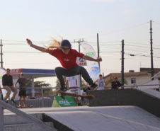 SKATE – O esporte consiste em realizar manobras deslizando sobre o solo (com ou sem obstáculos) equilibrando-se sobre o skate. O skate é uma prancha que possui dois eixos (trucks), rolamentos e quatro rodas. As manobras são avaliadas com notas. Foto: Gilson Abreu/AEN