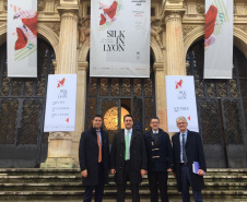 O governador Carlos Massa Ratinho Junior assinou nesta sexta-feira (22), em Lyon, na França, o protocolo de ingresso do Paraná na rede internacional da seda. Ratinho Junior e o secretário de Agricultura e do Abastecimento, Norberto Ortigara, representaram o Estado no Festival da Seda de Lyon (Silk In Lyon), que ocorre pelo terceiro ano consecutivo e reúne os representantes da indústria internacional e os maiores produtores de fio de seda do mundo. Foto:Divulgação/AEN