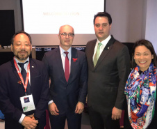 O governador Carlos Massa Ratinho Junior assinou nesta sexta-feira (22), em Lyon, na França, o protocolo de ingresso do Paraná na rede internacional da seda. Ratinho Junior e o secretário de Agricultura e do Abastecimento, Norberto Ortigara, representaram o Estado no Festival da Seda de Lyon (Silk In Lyon), que ocorre pelo terceiro ano consecutivo e reúne os representantes da indústria internacional e os maiores produtores de fio de seda do mundo. Foto:Divulgação/AEN