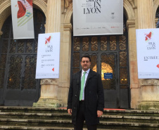 O governador Carlos Massa Ratinho Junior assinou nesta sexta-feira (22), em Lyon, na França, o protocolo de ingresso do Paraná na rede internacional da seda. Ratinho Junior e o secretário de Agricultura e do Abastecimento, Norberto Ortigara, representaram o Estado no Festival da Seda de Lyon (Silk In Lyon), que ocorre pelo terceiro ano consecutivo e reúne os representantes da indústria internacional e os maiores produtores de fio de seda do mundo. Foto:Divulgação/AEN