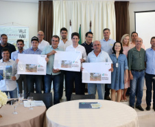 Mais de 120 lideranças de 28 municípios da região do Vale do Ivaí participaram do Fórum Regional de Secretários Municipais do Planejamento, realizado no município de Faxinal, quinta-feira (21).
 O secretário de Estado do Planejamento e Projetos Estruturantes, Valdemar Bernardo Jorge, entregou aos prefeitos do Vale do Ivaí o projeto de sinalização da Rota Cicloturística Vale da Aventura. Foto: Divulgação/SEPL
